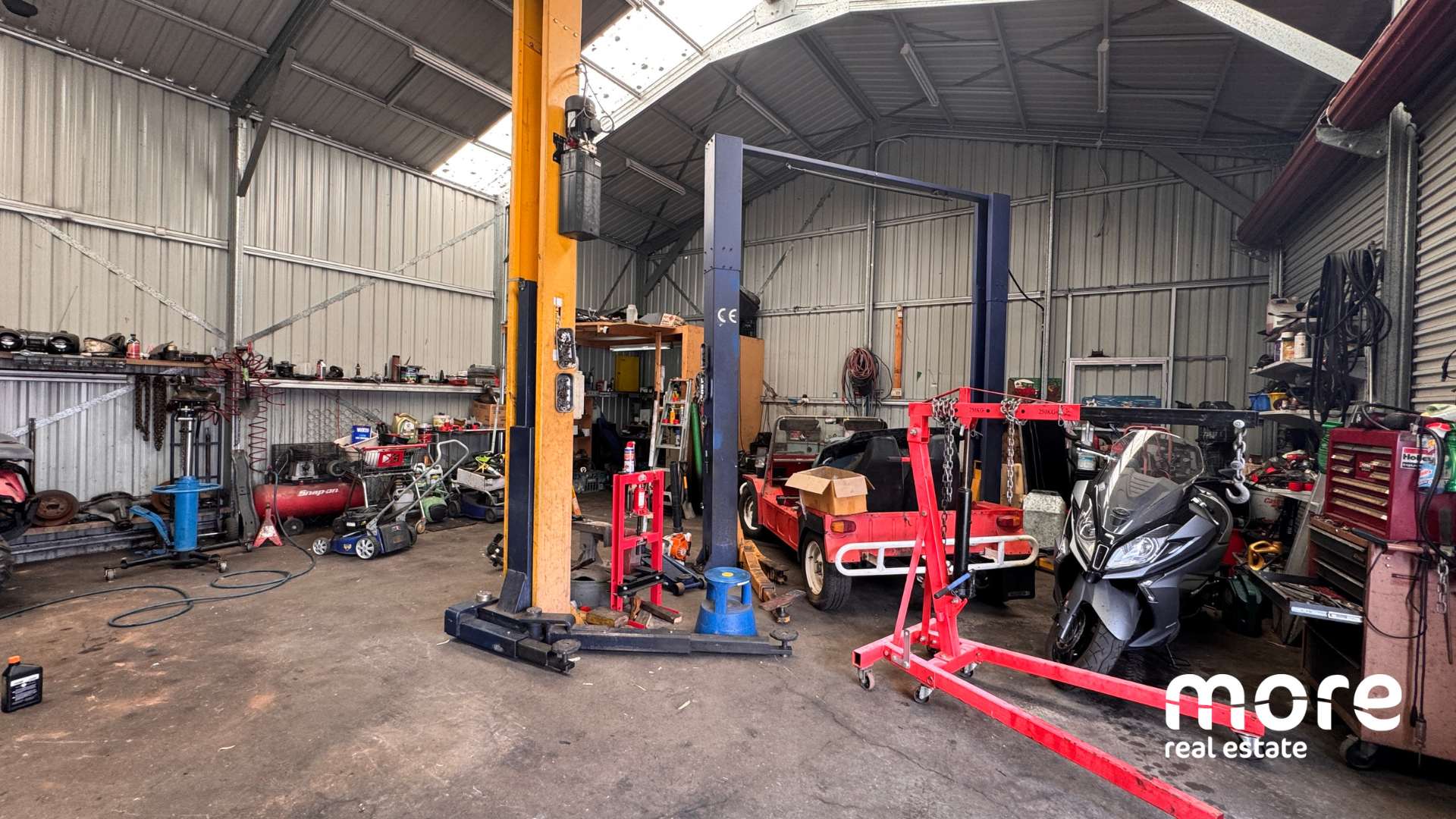 Workshop and accommodation on a 1,695m² commercial corner